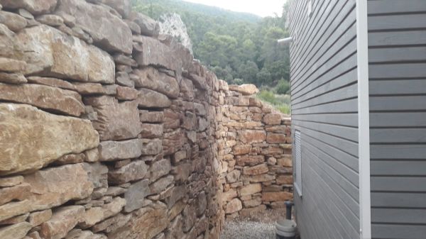 mur en pierres en France dans le var prés de toulon